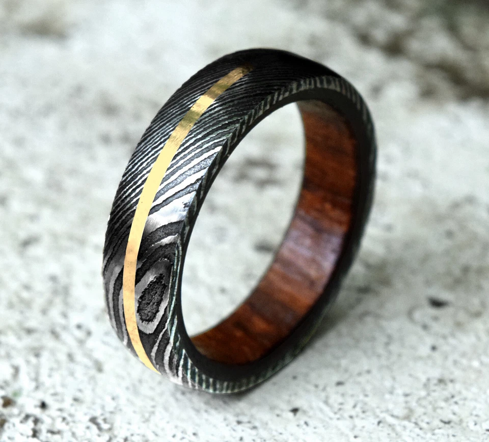 Anillo de compromiso personalizado con incrustación de latón dorado de 4 mm para hombre banda de madera Foto 2 de 4