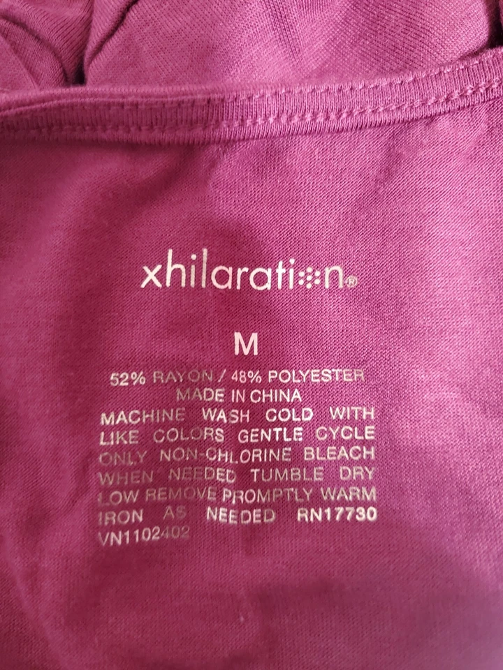 Camisa XHILARATION para mujer - M - púrpura - manga corta - cuello en V - calce ajustado - usada en excelente estado Foto 2 de 4