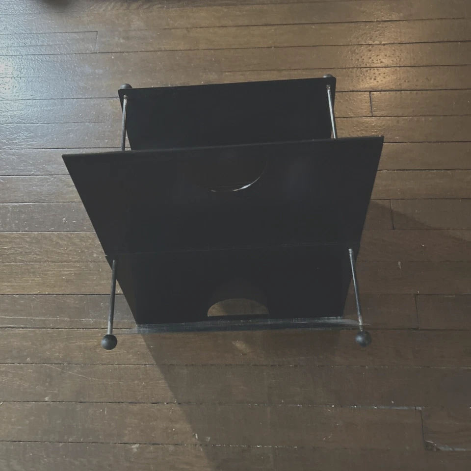 Revista de metal pintado negro Memphis Milano años 80 Foto 2 de 4