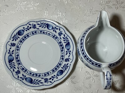 Kahla Zwiebelmuster Porzellan Sauciere, Soßenterrine mit Unterteller Made in GDR