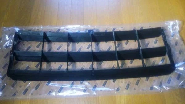 Brand Nuevo | Rejilla de radiador delantera genuina Mazda SA22C Savannah RX-7 tardía genuina Foto 2 de 2