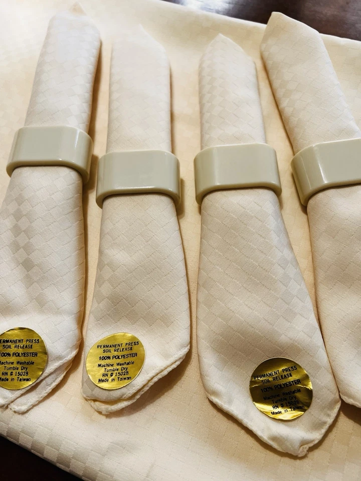 NEW tablecloth and napkin & Napkin ring set cream square design - Image 3 of 4