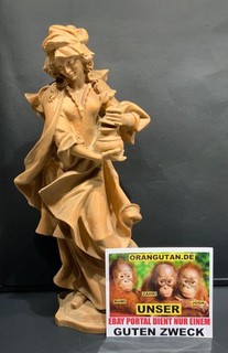 Alte weibliche Holzfigur 29 cm hoch mit Krug. Unsere Orang Utan Hilfsaktion