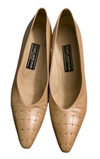 Vtg Stuart Weitzman Beige Leather Pumps Gold Stud Toe Cap Women 9AAA Old Money