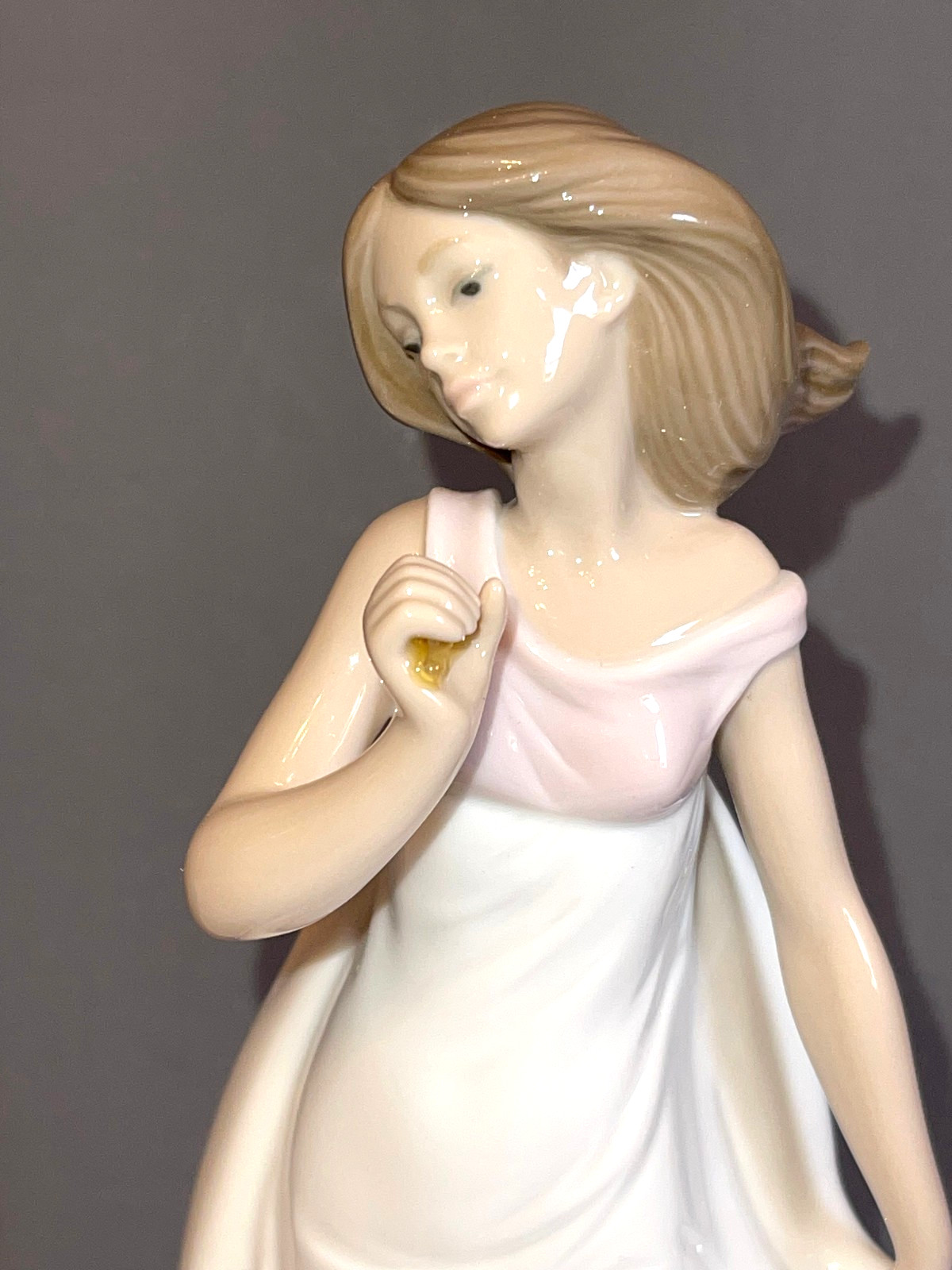 VINTAGE LLADRO "AFTERNOOM PROMEADE" 7636. BEAUTIFUL. MISSING UMBRELLA