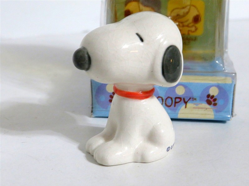 SNOOPY PEANUTS CHARLIE BROWN SUN HING TOY CO LTD PORCELAIN MINIATURE FIGURINE
