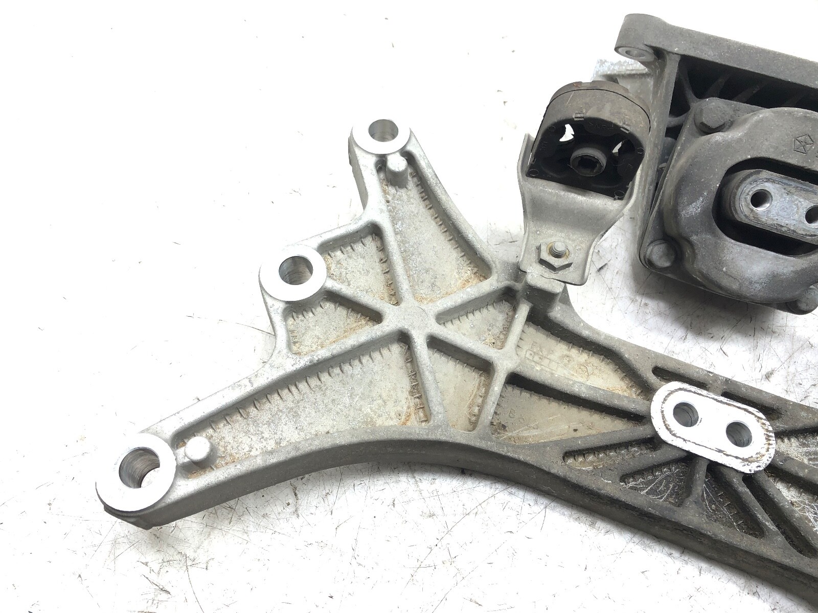 2014-2019 MASERATI GHIBLI RWD AUTO TRANSMISSION BRACKET SUPPORT OEM.