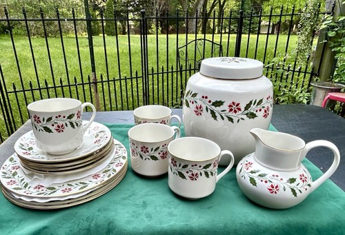 Vintage Royal Doulton Holly Set 4 Cups Saucers Plates Biscuit Jar Cream Pitcher - Picture 2 of 8