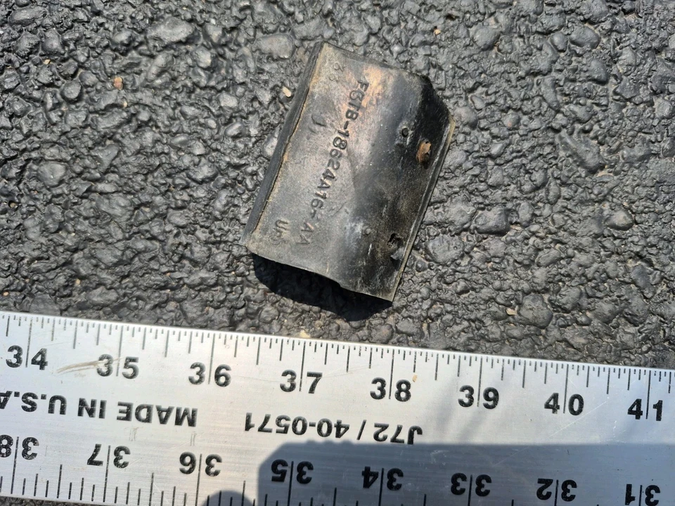 Ford Serie F 1992-1996 F3TB-18624A16-AA Ext. Aislador de goma para asiento trasero de cabina OEM Foto 3 de 4