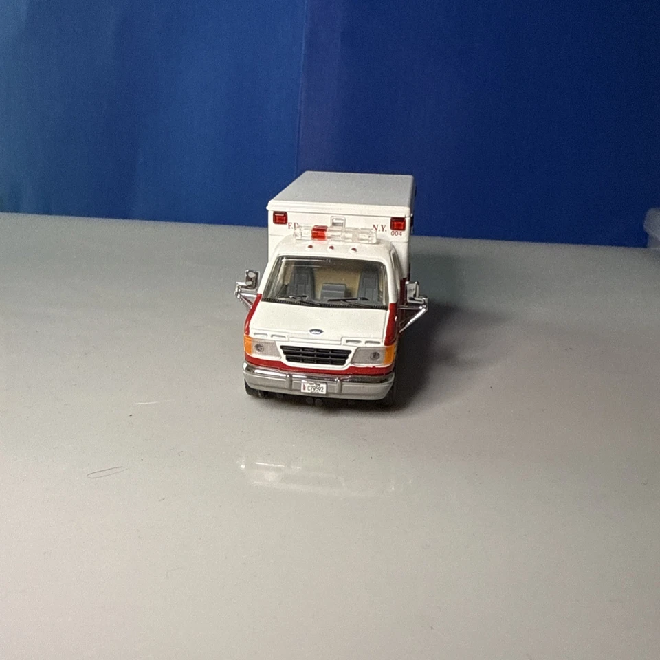 Code 3 1:64 Loose Ford E350 Ambulance - New York Fire FDNY Rac Unit 4 - Image 4 of 4