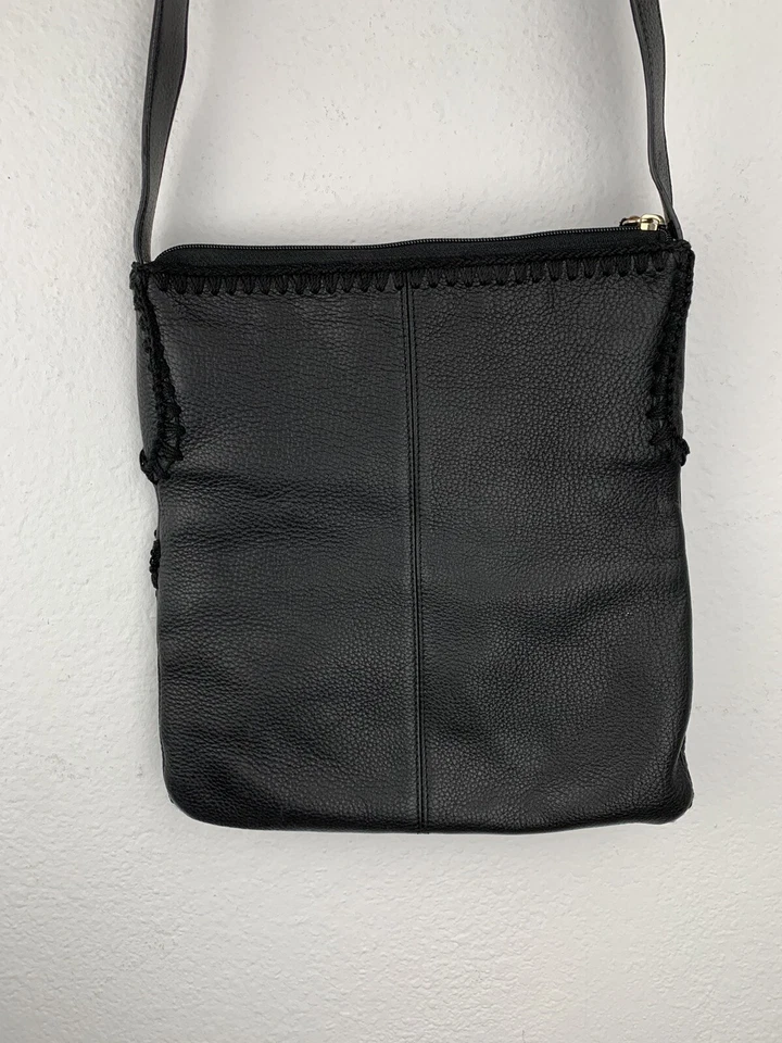 Bolso Bandolera The Sak Negro Acolchado Cuero Guijarro Cosido Etiqueta Rosa Foto 2 de 4