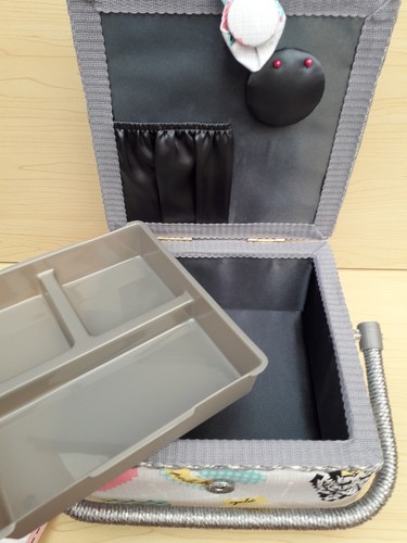 Nuevo con etiquetas - Tela de diseño de muestras coloridas - Caja de coser cuadrada pequeña - Hobby regalo - Imagen 3 de 4