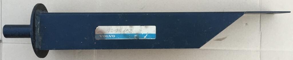 Support pare-chocs avant Volvo 140 1974 reference 1213692 auto ancienne