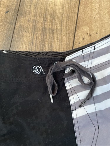 VOLCOM Pure FUNction Men’s Size 34/Black Gray And White Board Shorts  - Picture 8 of 18