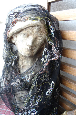 Märchenhaft schöner Schal Stickereien Pailetten Festonbögen 55 x 190 cm