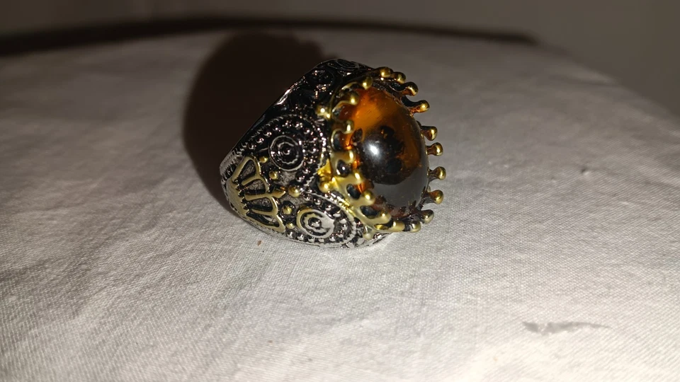 Anillo corona hip hop para 7,5 hombres con plástico duro amarillo incrustado con (HORMIGA) Foto 2 de 4