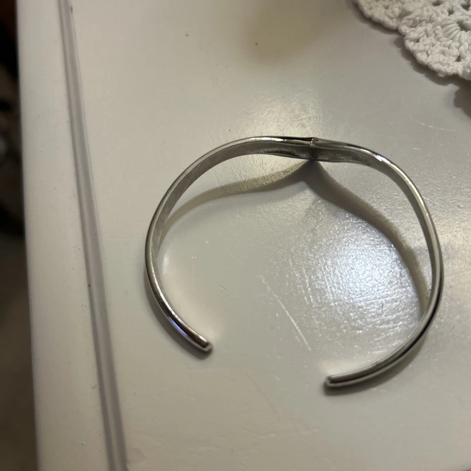 Bracelete vintage Avon ponta V tom prata serve para pulso de até 7 pol. - Imagem 3 de 4