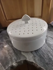 Chantal 2006 White Ceramic Stoneware Pancake Warmer 1.5 Qt. w/Vented Lid (Bx1)