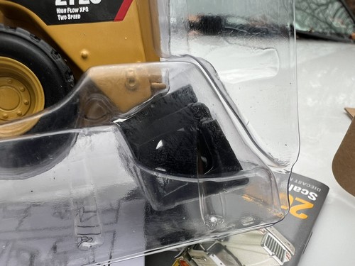 CATERPILLAR 272 C compact wheel loader 1/32 MODEL BY DIECAST MASTERS 85167C NIB - Picture 7 of 9
