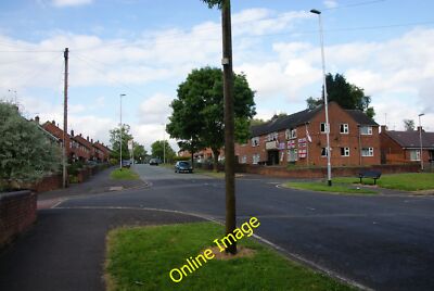 Foto 12x8 Wildmoor Avenue, Holts Mossley\/SD9701 Flaggen sind noch evide c2014