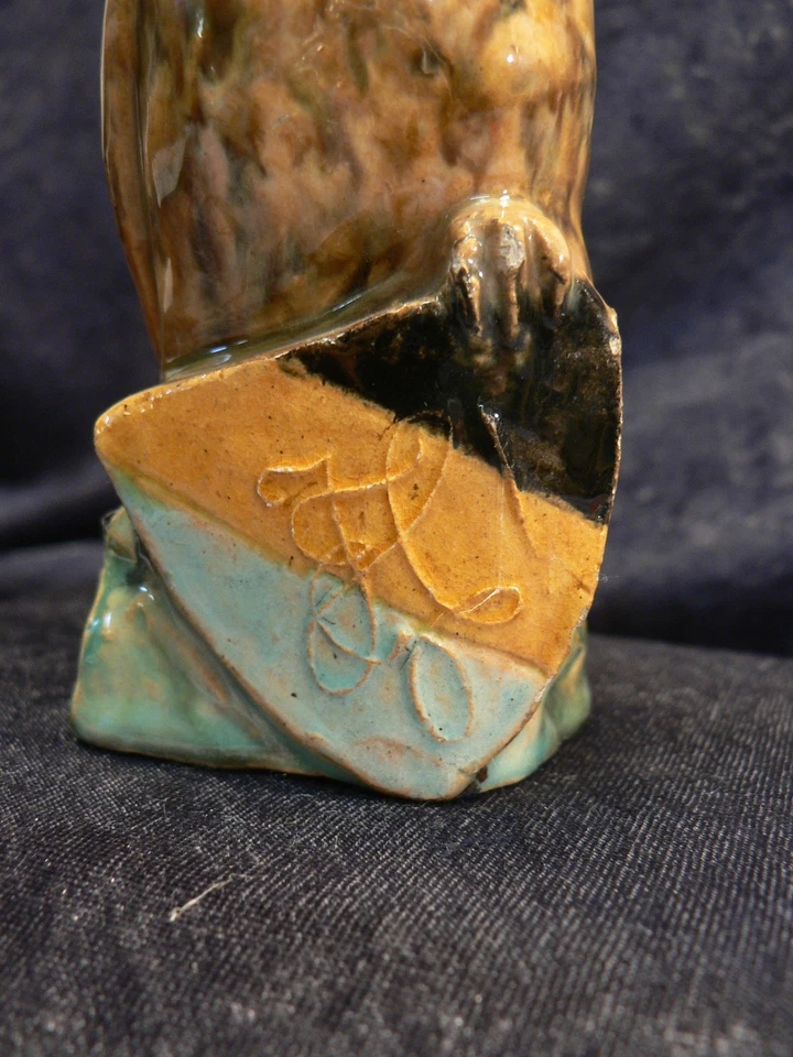 STUDENTIKA um 1920: FIGUR: EULE hält STUDENTISCHES SCHILD mit Farben und Zirkel - Bild 2 von 4