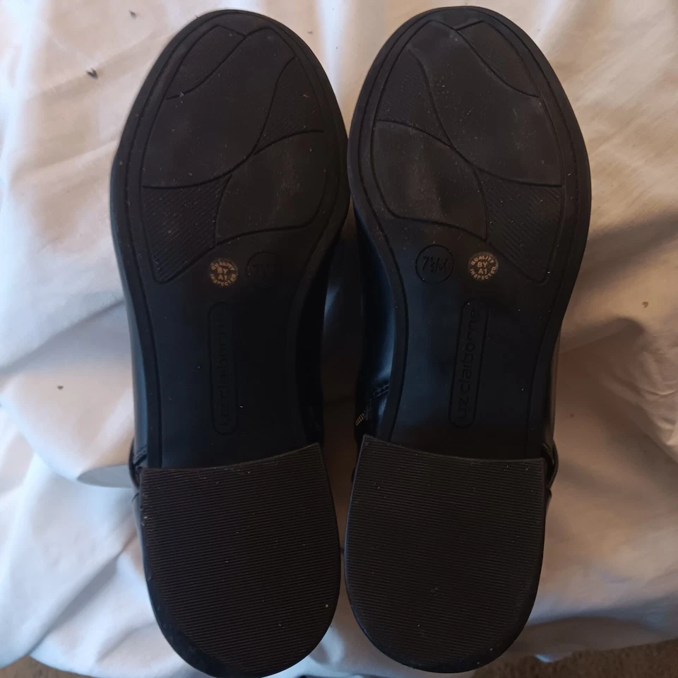 Botines negros para mujer Liz Claiborne talla 7,5. Detalle de correa cremallera lateral interior. Foto 4 de 4