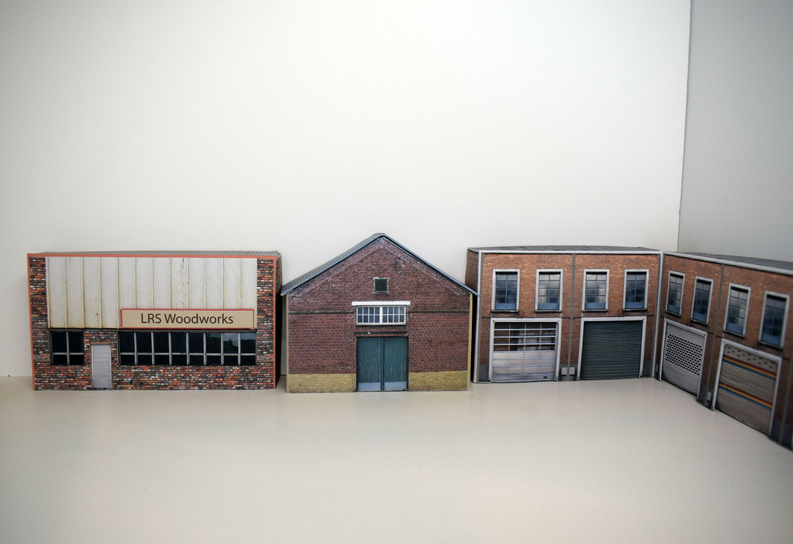 1:87 Scale Collectible Model Cars & Trucks OO Gauge (1:76 Scale) Low Relief Industrial Buildings Card Kit - Pack Of 5 Realistic Model Structures For - Foto 10