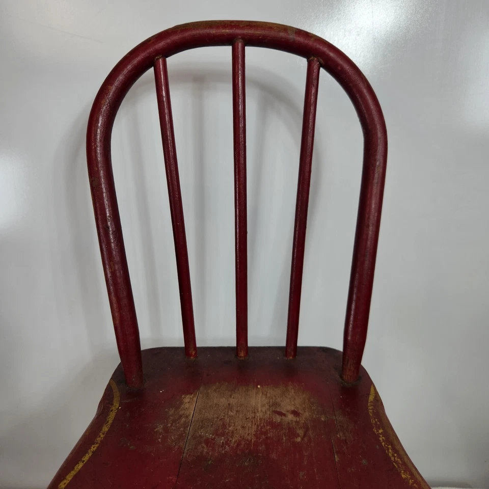 Silla infantil antigua original del siglo XIX con husillo de aro de pintura agrietada roja Foto 3 de 4