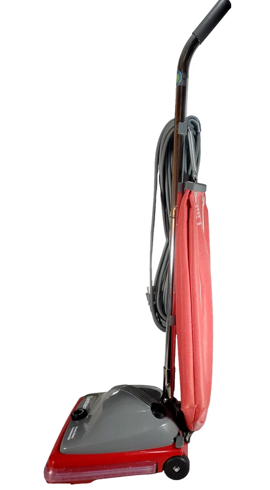 Aspiradora vertical comercial de filtración de alérgenos Sanitaire Electrolux de alta resistencia Foto 3 de 4