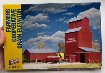 Walthers Cornerstone N Farmers Coop Grain Elevator Train Trackside Building