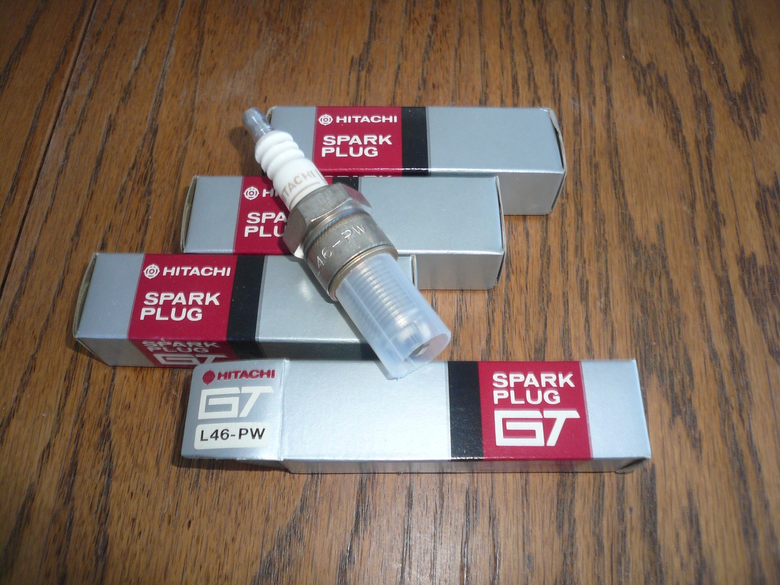 Hitachi Automobile Spark Plugs Set 4 New #L46PW - N.O.S. Datsun, Honda, Toyota