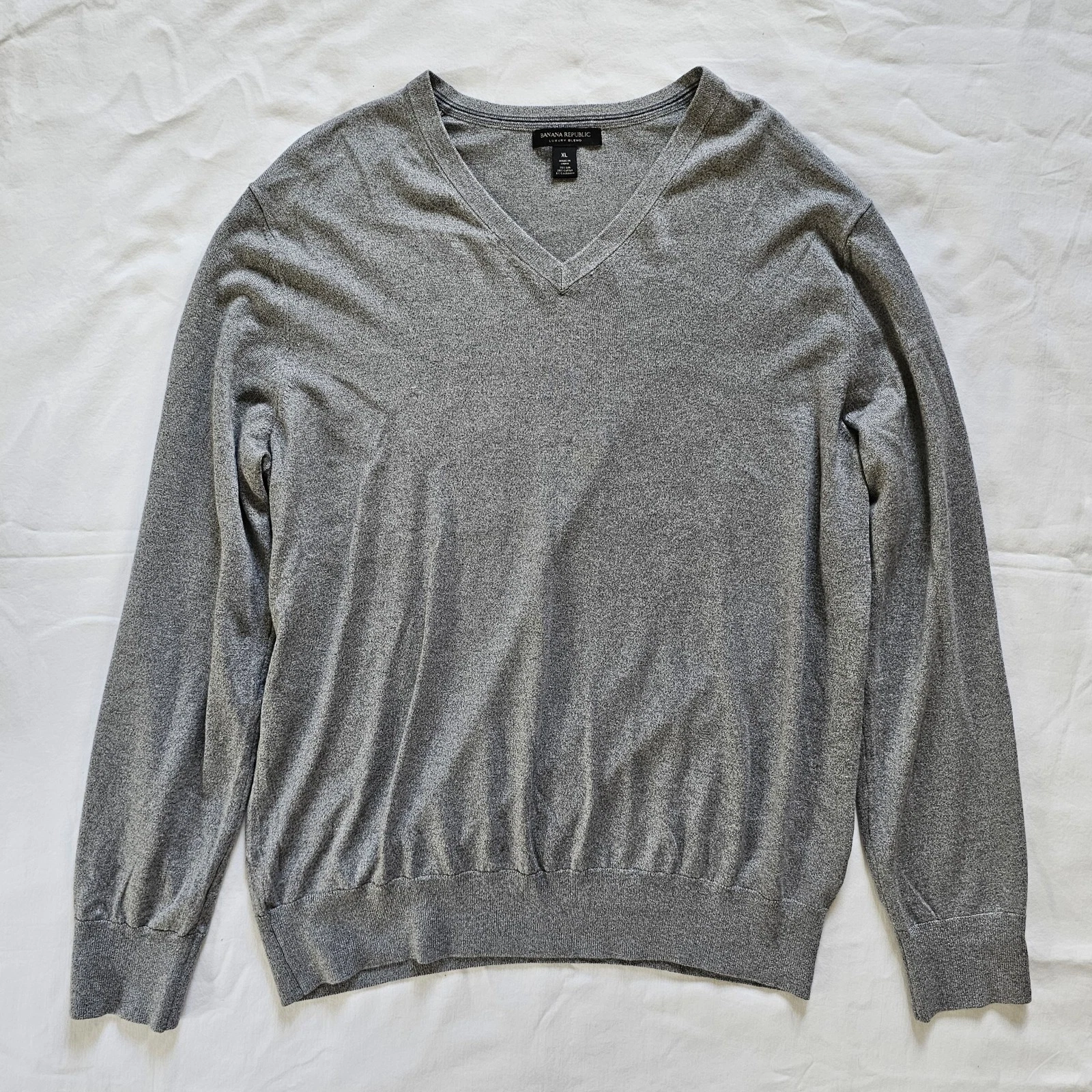 Banana Republic Luxury Silk Blend Preppy Minimalist Office Soft V-neck Sweater