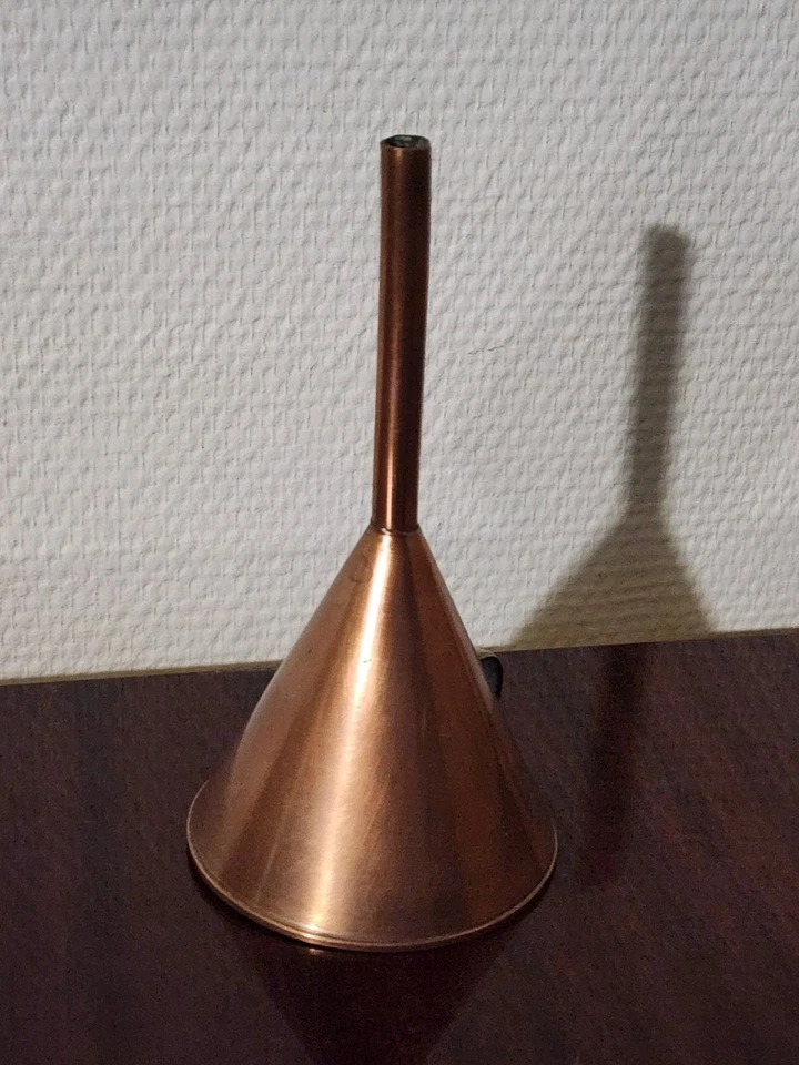 Ancien Entonnoir en Cuivre 15,5 cm Belle Patine Déco Cuisine Atelier Vintage - Photo 4/4