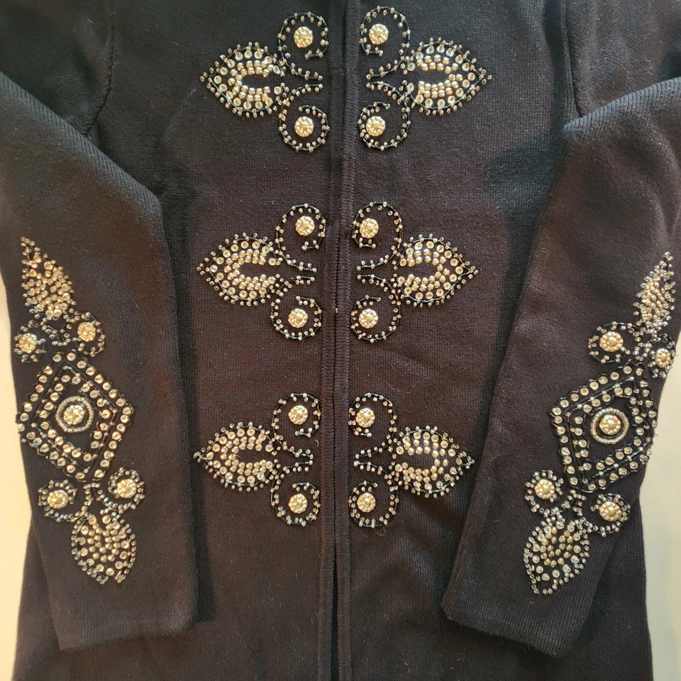 NUEVO SIN ETIQUETAS Pamela McCoy Suéter Cárdigan Chaqueta MEDIANO Negro Adornos Militar Foto 4 de 4