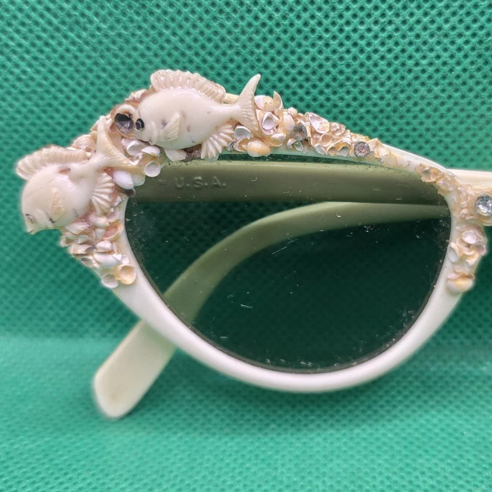 Gafas de sol vintage años 50 ojo de gato aplicadas peces vida marina lentes verdes hechas en EE. UU. Foto 2 de 4
