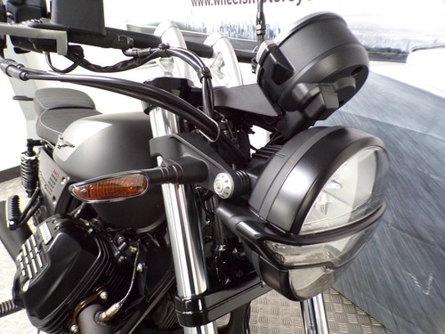 2025 MOTO GUZZI V9 BOBBER WITH ONLY 981 MILES FROM NEW - Picture 17 of 20