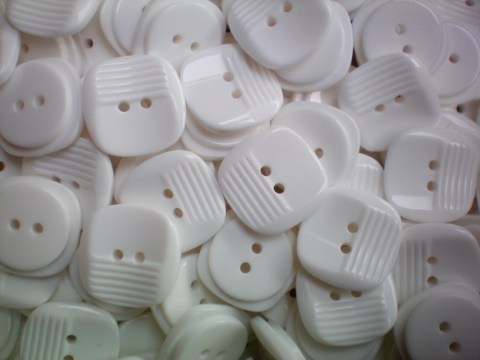 Square 15mm 23mm 32mm White Pattern 2 Hole Polished Jacket Buttons ...
