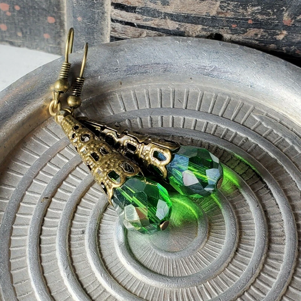 Pendientes antiguos de lágrima de cristal verde esmeralda facetados filigrana de bronce Foto 2 de 4