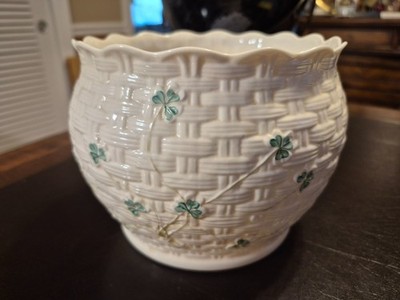 VTG Belleek Kylemore Shamrock Basket Weave Cache Pot Planter 5.5''H Ireland EXC