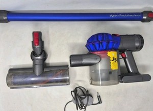 Gebrauchter Dyson v7 Motorhead Akku Staubsauger - braucht neuen Akku