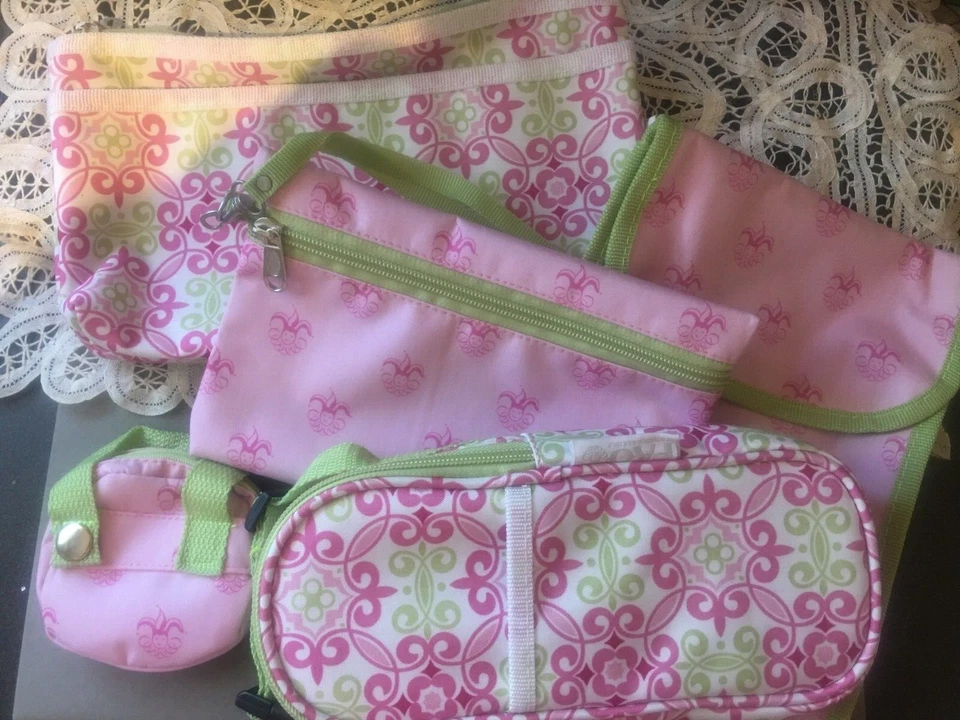 Nuevo FAO Schwartz 5 piezas Baby Essentials Bolsa con Cremallera, Estuche para Biberón, Cambiador, Chupete Foto 2 de 4