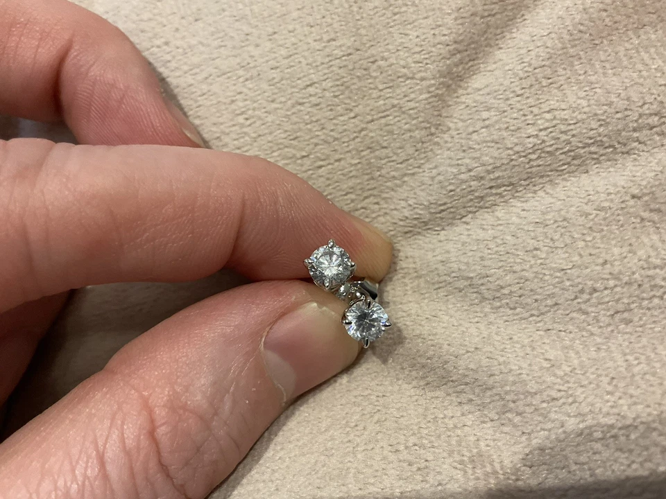 Серьги-гвоздики с одним круглым бриллиантом 1,0 карата с лабораторным покрытием из платины 925 - Изображение 3 из 4