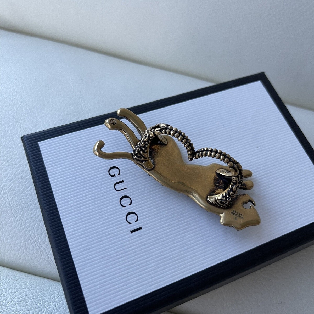『GUCCI』クリスタル ブローチ シルバートーン GUCCI クリスタル ブローチ シルバートーン | NET-A-PORTER
