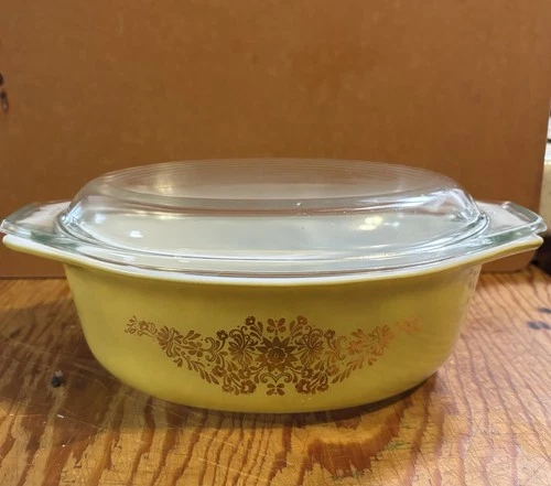 Vintage Pyrex Butterfly Gold 1.5-Quart Oval Casserole Dish with Lid