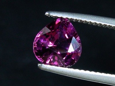 Rhodolit Granat / Rhodolite Garnet 2,15 Ct. Tropfen feines Rotviolett (5738t)