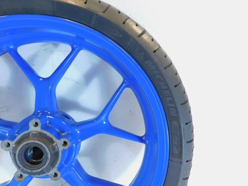 Llanta y neumático de cubo de rueda delantera con radios azules Triumph Tiger 1050 2007-2012 Foto 3 de 4