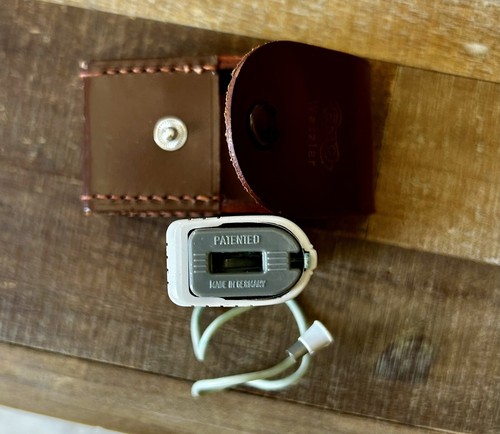Emo Wetzlar Compact Flash Bulb Attachment w/ Case - Germany - Vintage - Picture 5 of 6