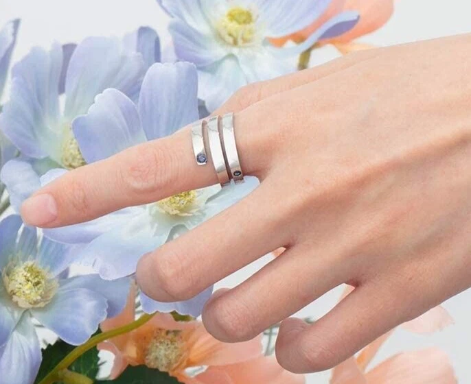 Anillo Personalizado Día de la Madre Banda Dividida 3 Piedras Natales 3 Nombres Acero Inoxidable Foto 4 de 4