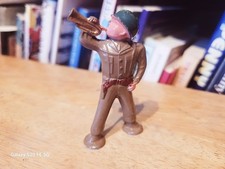 NICE 1940s BARCLAY 909 LEAD DIME STORE G.I. SOLDIER BUGLER W/ GREEN HELMET 2