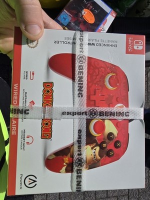 PowerA Enhanced Wired Controller für Nintendo Switch im Donkey Kong Design.